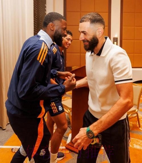 贝尔来到皇马训练地探访老队友 和安帅拥抱 贝尔来到皇马训练地探访老队友 和安帅拥抱